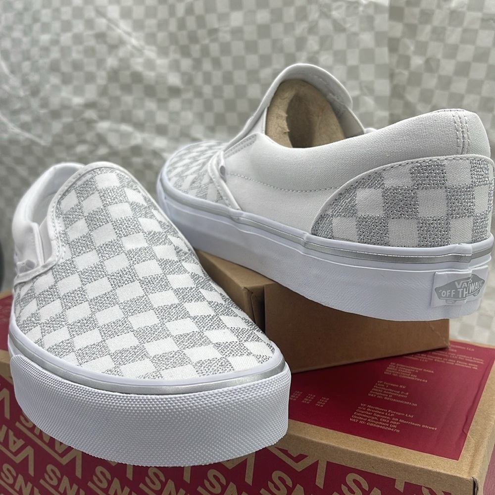 Vans WMNS Checkered Classic Slip-On Sneakers
Metallic True White
VN000CT5W00 - Picture 10 of 16